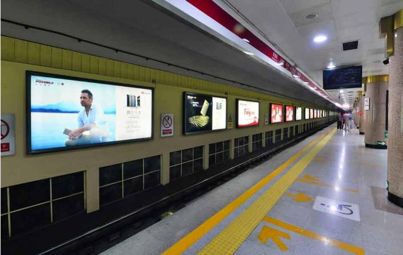 北京地铁十二封灯箱广告投放