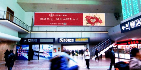 北京西站进出站广告,北京西站通道灯箱广告投放,万事成传媒